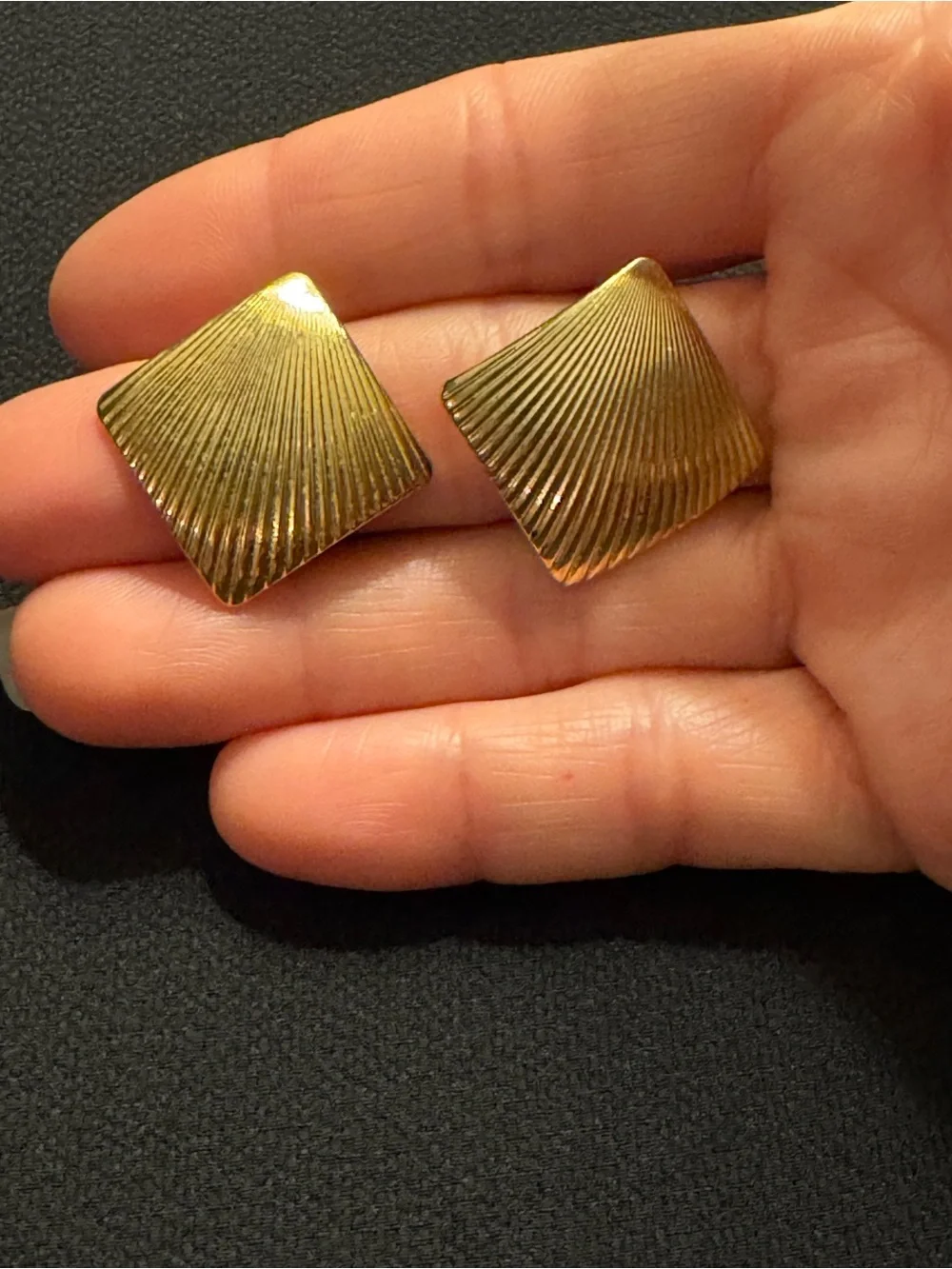 Vintage Gold Tone Ribbed Shell Stud Earrings Coastal Nautical Textured